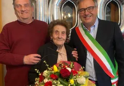Il sindaco, Marco Gallo, e il parroco, don Roberto Bruna, hanno portato gli omaggi della Città e della comunità dei fedeli alla signora Anna Gautero, che oggi ha spento 100 candeline